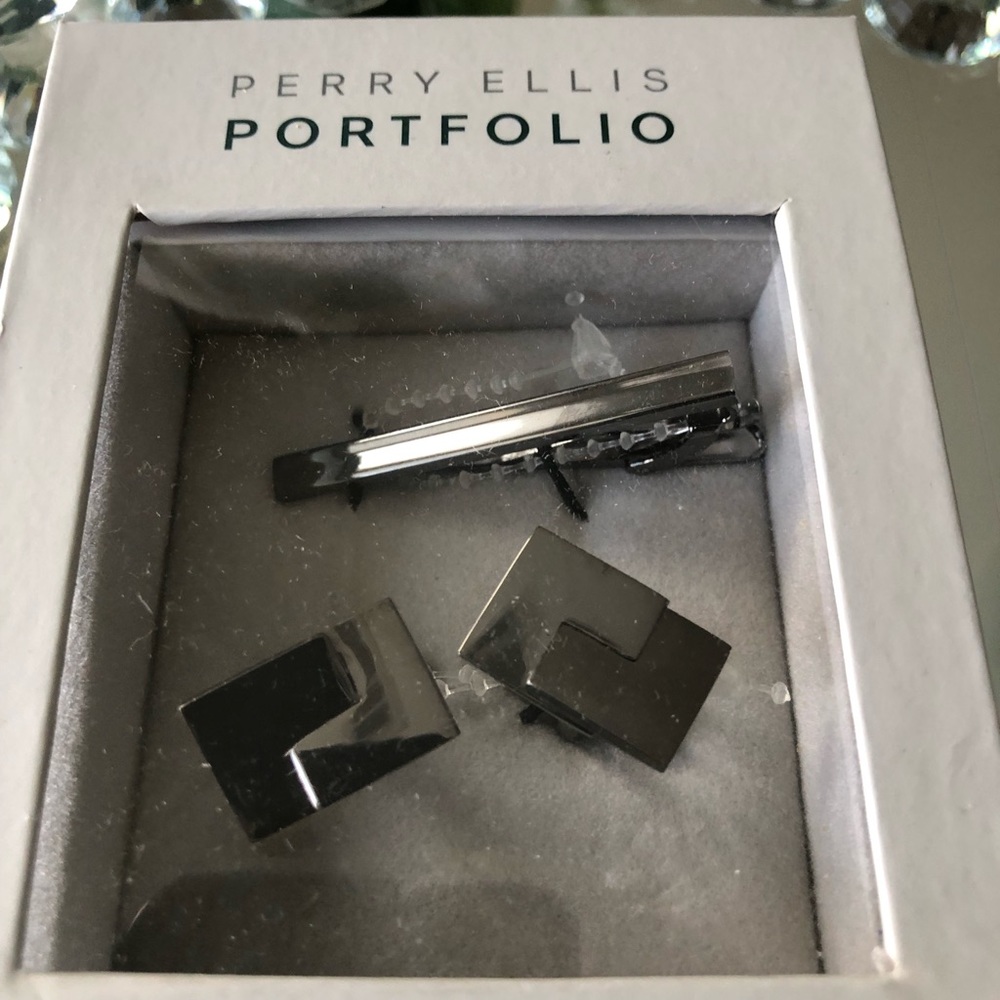 New in box Perry Ellis silver cufflinks